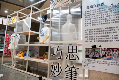 「手繪衣飾青花瓷班」的服飾創作，將青花瓷之美繪進現代服飾，讓人驚呼長輩的筆觸細膩、創意十足