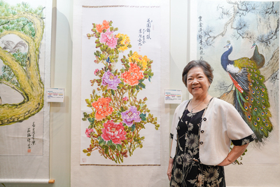 現年82歲的葉綉春女士，參加松年大學達15年，因喜愛牡丹花，創作出無數幅牡丹盛開畫作