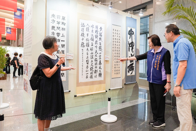新北市松年大學靜態成果展，從書法、國畫、山水畫、禪繞畫到彩繪文創設計，件件展現「學無齡界」的創作熱情
