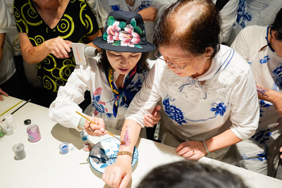 鶯歌區公所的手繪衣飾青花瓷班，現場開設手繪創作體驗課