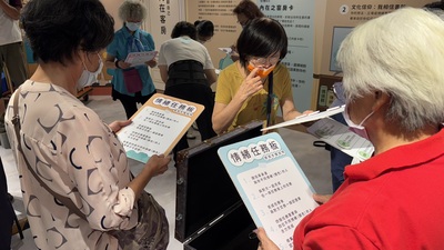 參加體驗的民眾從行旅箱中取出情緒任務版 依指示進行互動遊戲