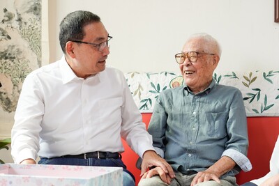新北市長侯友宜於重陽節前夕前往訪視高齡102歲的人瑞沈軏
