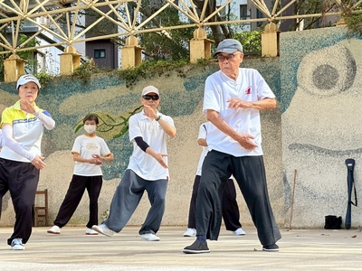 102歲沈軏(右)樂活人生，平日天天打太極，更考取到教練及裁判證照