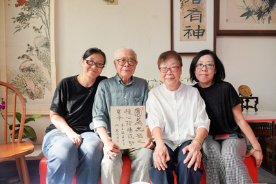 沈軏(左2)與太太及兩位女兒溫馨合影