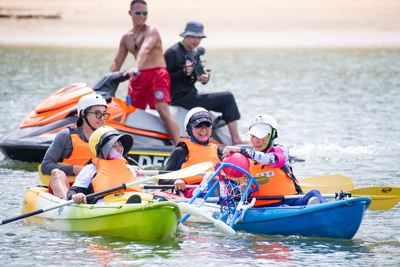 新北「高年級生」玩起獨木舟，更分組競賽，過程「笑」料百出