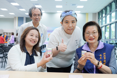  李美珍局長和學員一起手作砂蠟蠋