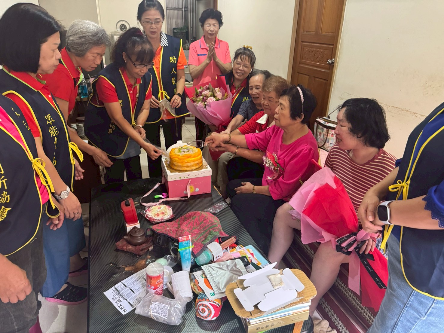泰山獨居阿嬤首度過生日
眾能創新協會送上大蛋糕笑關懷 