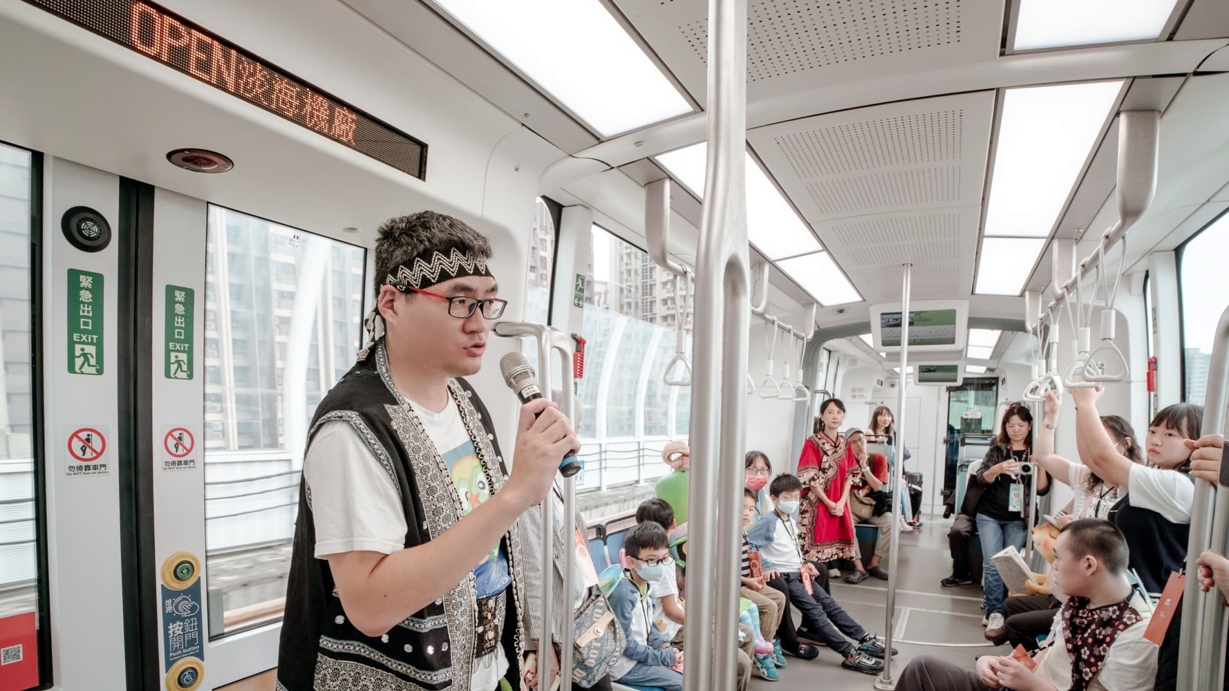 星奇兒創藝協會結合淡水旅學堂帶小朋友暢遊淡海輕軌有愛無礙