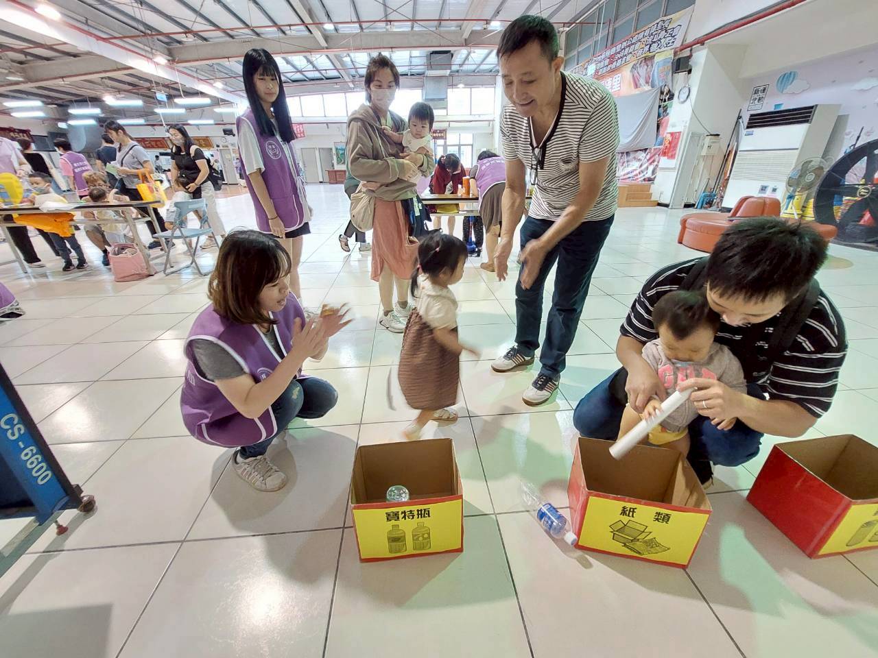 七星區居家托育中心感恩活動市集 
保母藉由遊戲闖關提醒家長並指導