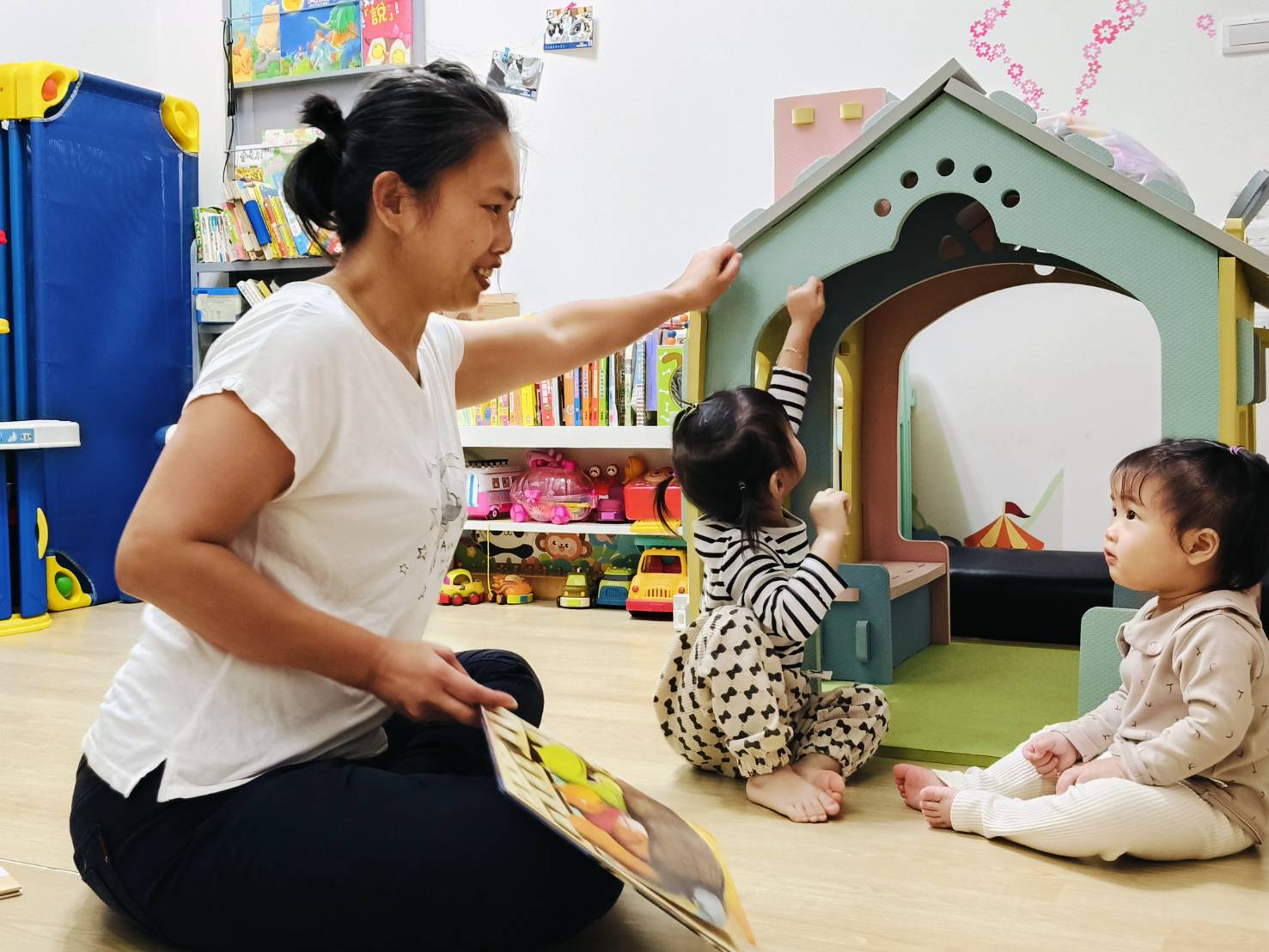 育兒魔法師 新北托育人員「好繪說故事」
與寶貝跟音樂一起搖擺              