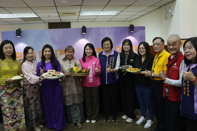 李美珍局長與東南亞新住民各自端著自製的家鄉美食 新住民以美食解鄉愁