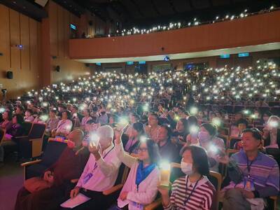  現場觀眾打開手機亮光合唱「祝福」，會場充滿感動和讚嘆。