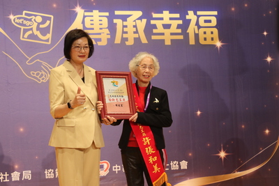 社會局長李美珍頒獎表揚松齡志工許張和美