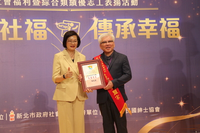  社會局長李美珍頒獎表揚長益志工黃盟宗