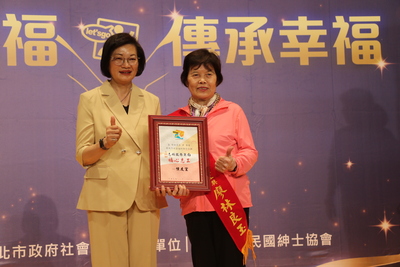  社會局長李美珍頒獎表揚福心志工廖林良玉