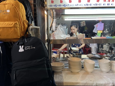  越南新住民陳秋柳在電影《左撇子女孩》片中飾演賣麵的阿莉（陳秋柳轉電影公司提供）