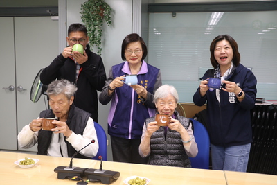 張爺爺和李奶奶在品茶後表示喉韻溫潤回甘