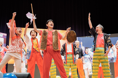 板橋三民社區發展協會結合多元中華傳統文化，帶來喜氣洋洋的「桃花過渡慶豐年」精彩演出，為動態成果展增添歡樂氣氛