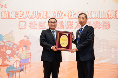 侯友宜頒獎感謝嘉威會計師事務所所長張威珍,感謝他從108年起每年捐贈50萬元予好日子愛心大平台