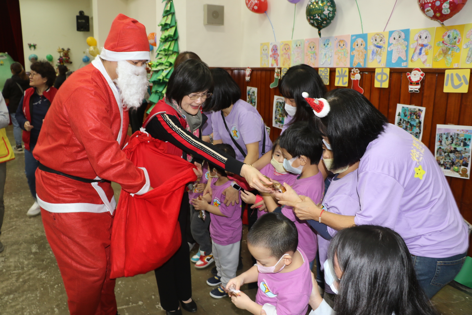 新北自閉症潛能中心聖誕星宴趴
看見聖誕老公公星兒立刻爬起來