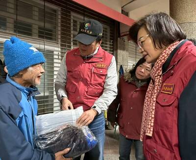 副市長朱惕之和社會局長李美珍(右1)副局長吳淑芳(右2)訪視街友,並致贈禦寒衣物。