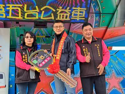 詹淑媚捐贈第四輛復康巴士給新北市，由副秘書長張其強代表受贈