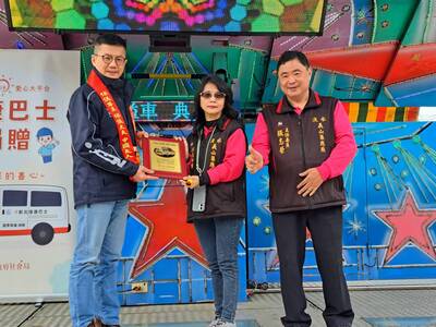 新北市政府副秘書長張其強代表侯友宜市長回贈感謝牌給詹淑媚