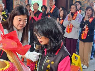  詹淑媚在捐贈時恭讀疏文，感念父母的養育之恩以及尪公祖的庇佑