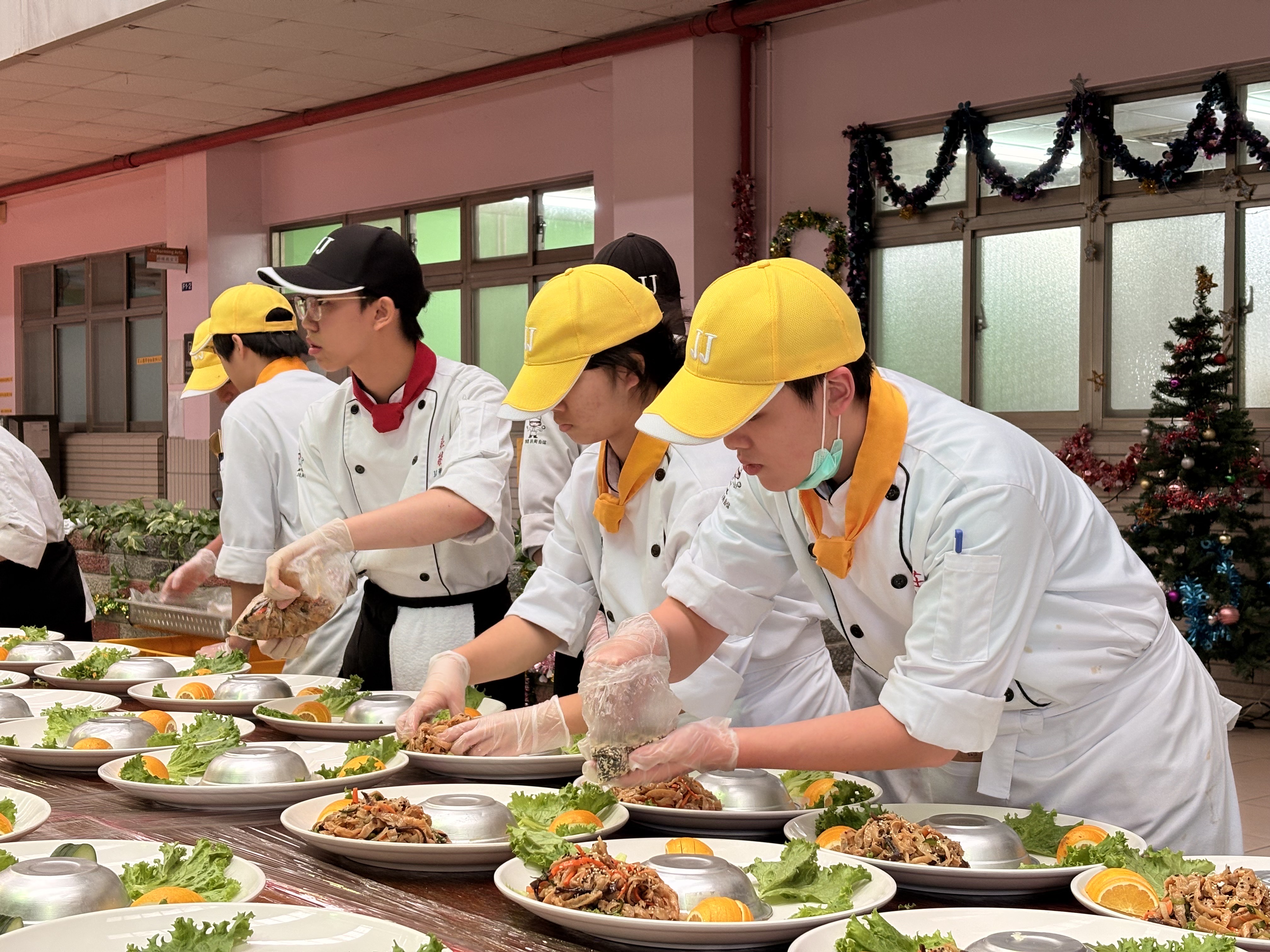 把課堂變成愛心現場 莊敬高職連續13年師生總動員辦愛心圍爐