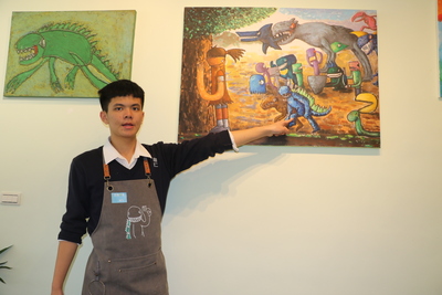  不擅言詞的郁昕為客人介紹自己的創作