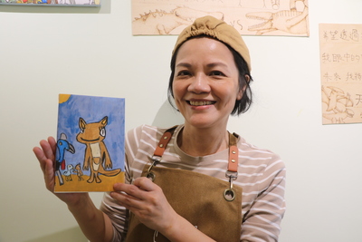 郁昕的母親施惠萍說，別人都畫了頭髮捲捲的、漂亮的媽咪送給母親，但郁昕卻畫了袋鼠與鴕鳥