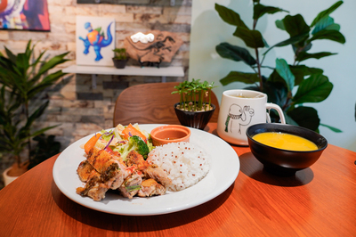 「恐龍畫食」店內招牌菜是迷迭香雞腿排