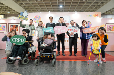 新北市「愛在畫中」巡迴展於板橋車站B1登場，首日舉辦開展暨捐贈儀式