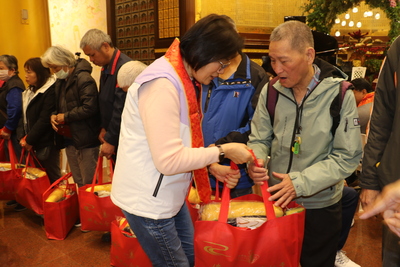  社會局長李美珍致贈福袋給福田戶