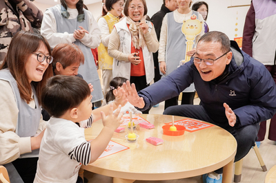 侯友宜與幼兒互動