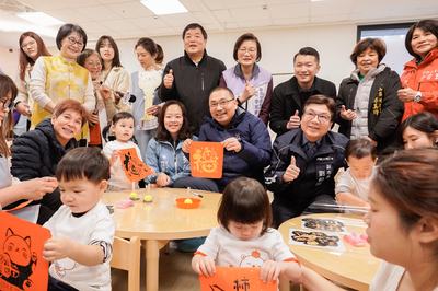 新北市長侯友宜、副市長劉和然與家長及幼兒互動，一起DIY章蓋印春聯