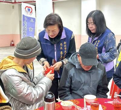  社會局長李美珍和副局長吳淑芳到場參加並致贈街友紅包