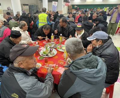 三重紳士協會24日晚間在光興市民活動中心舉辦「114年關懷街友、歲末惜福餐會」