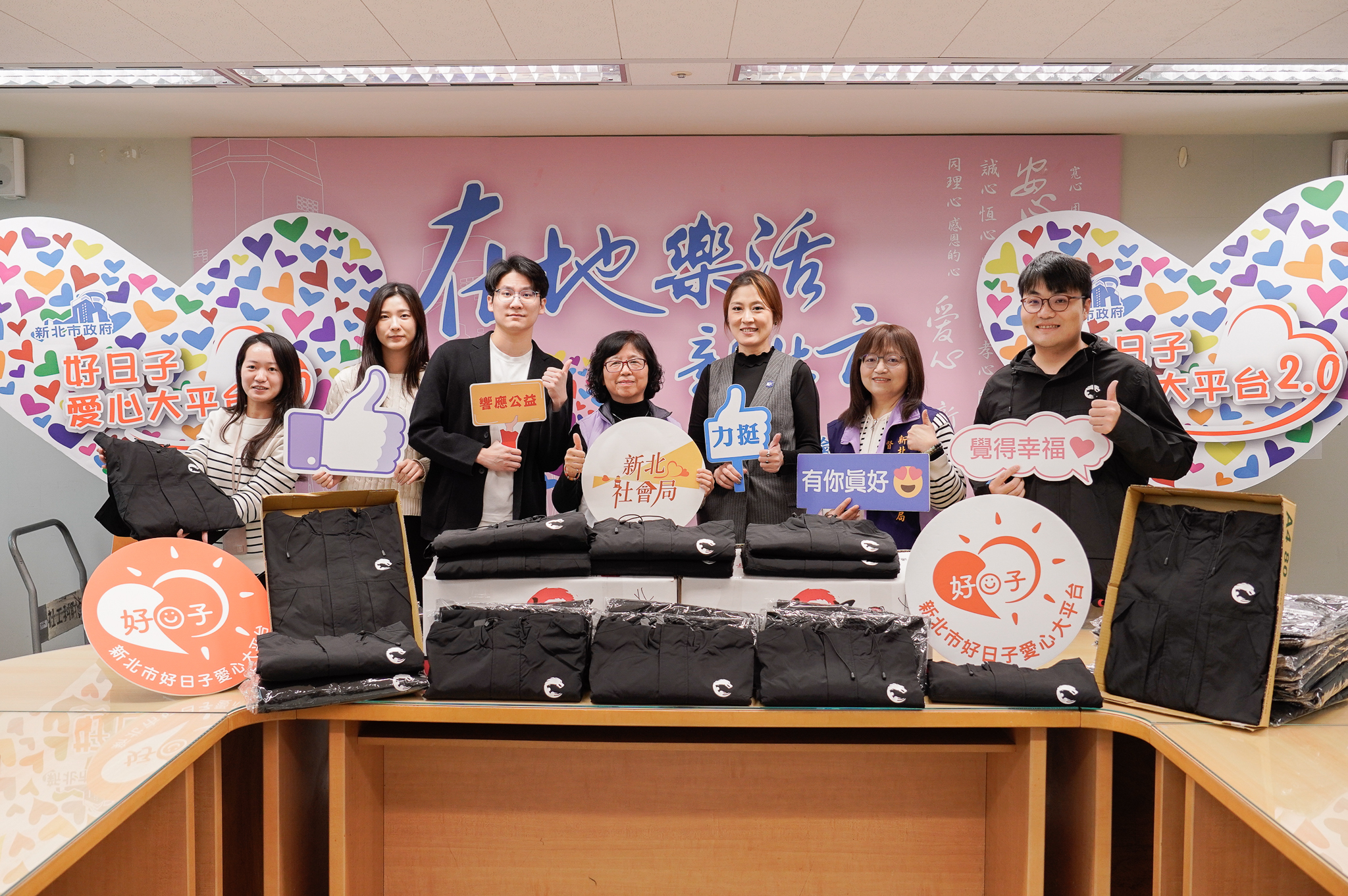 鍇睿國際攜手新北電競總會捐1,850件外套全黑連帽防風既帥氣 守護老少更溫暖