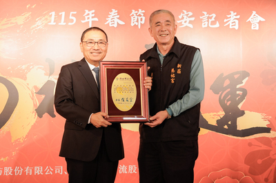 侯友宜致贈感謝狀，感謝元亨寺臺北講堂、新莊慈祐宮、手信坊股份有限公司捐助平安袋物資。右為新莊慈祐宮主委陳圓光