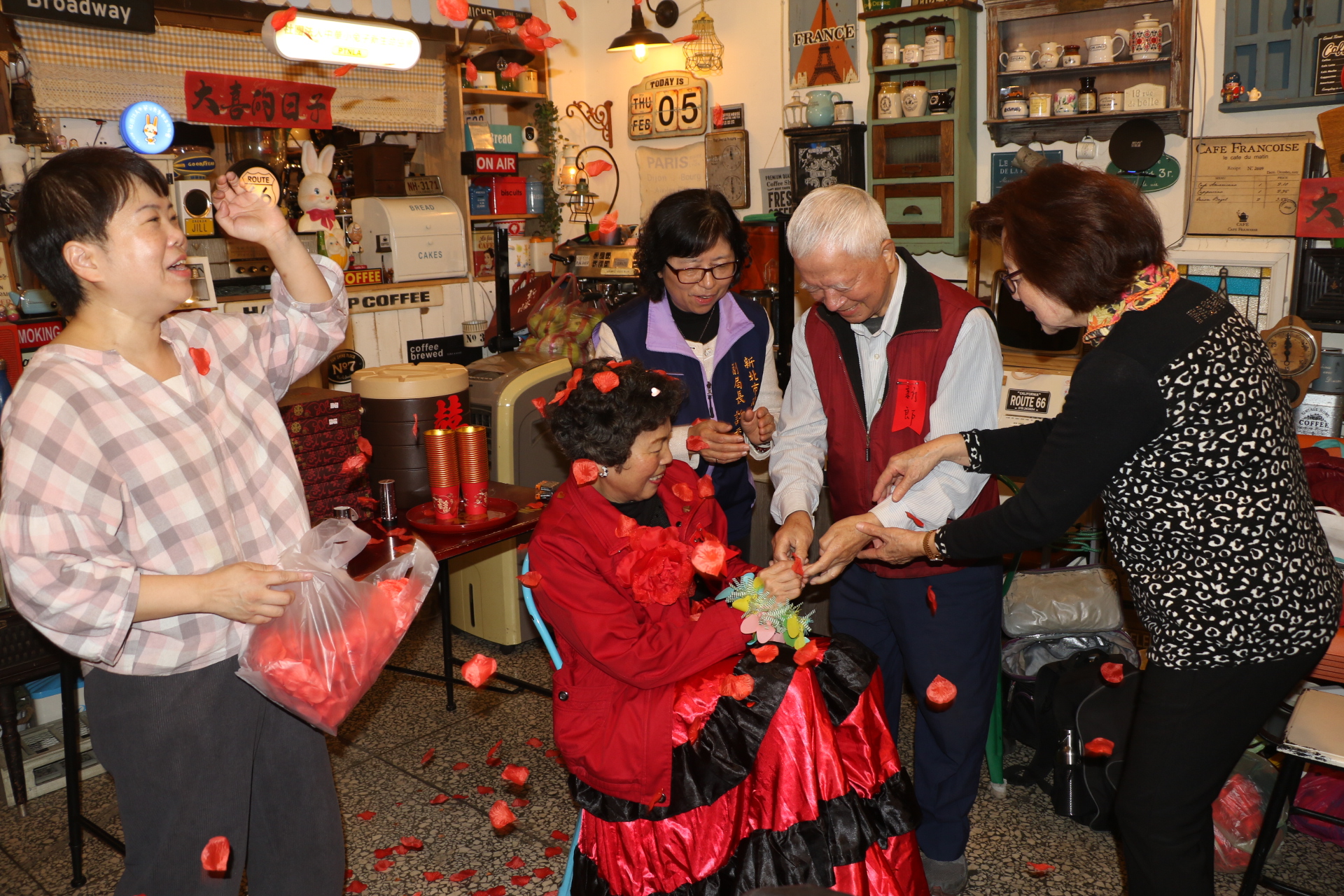 小兔子關懷據點有喜事 
 兩長輩互許終身照顧陪伴