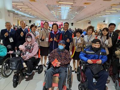  天慈愛心功德會和所有贊助單位的代表，一起致贈關懷金給弱勢家戶。
