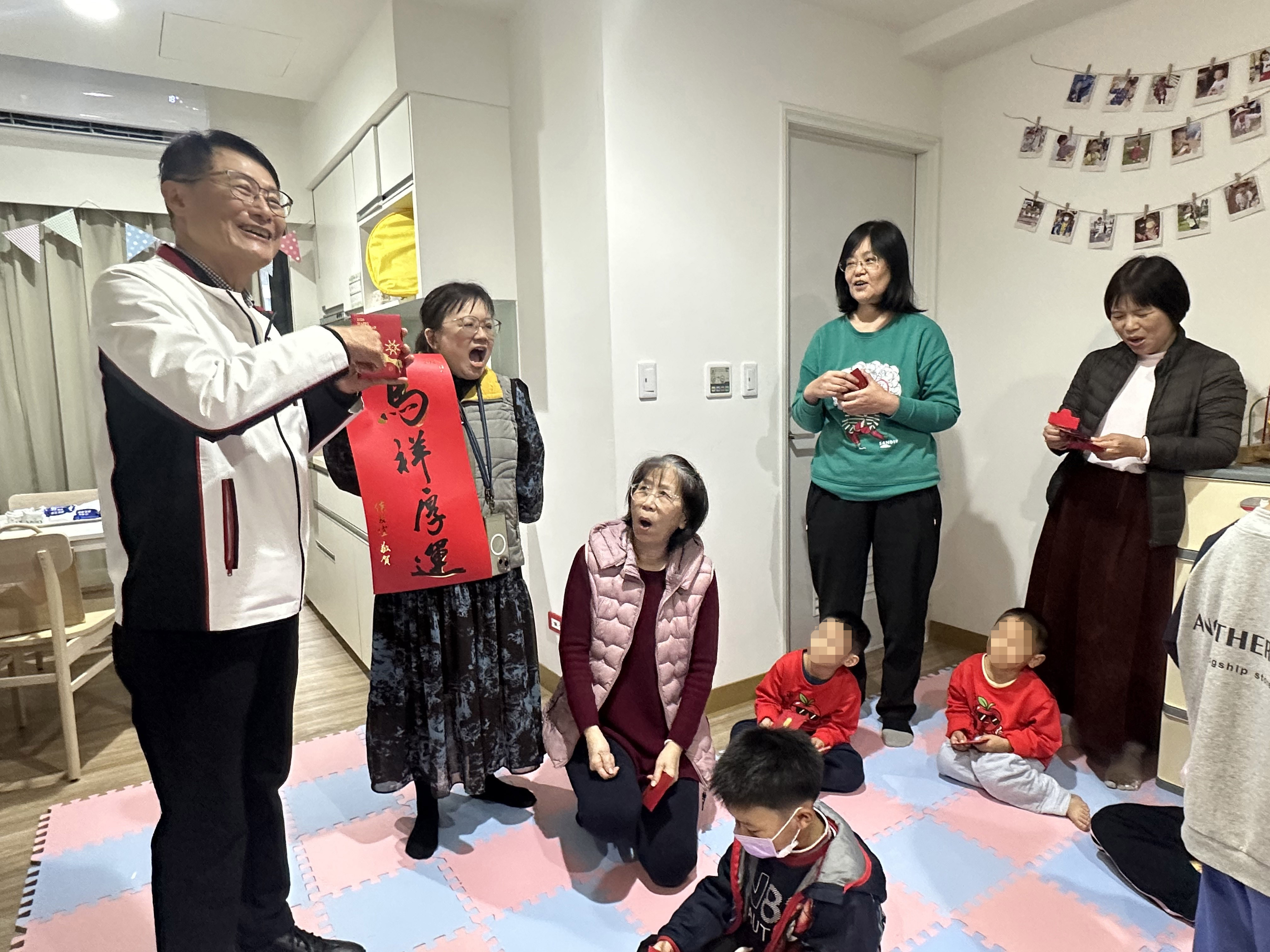 年節前夕 陳純敬副市長探視類家庭
 代侯友宜贈紅包 小孩開心馬上有錢發花