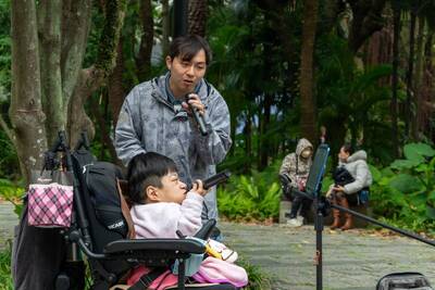 小雪和小新合唱王識賢、孫淑媚的招牌歌「雲中月圓」 深情款款