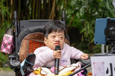 熱愛歌唱的小雪首度在台北松菸廣場開嗓 一圓明星夢