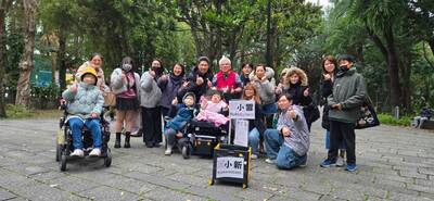 八里愛心教養院組成親友團前往松菸為小雪和小新加油打氣