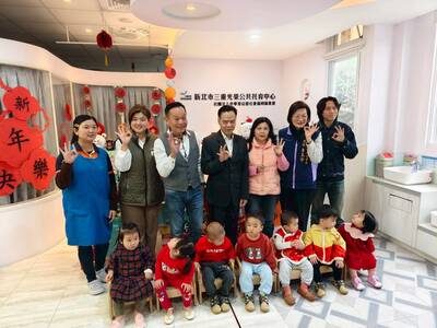 李余典議員(左3)媒合美萬新捐贈童鞋 左1為光榮公托中心主任鄭俞唯