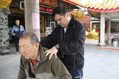  先天視障者呂坤諭幫福久宮的董事長李次雄按摩 力道拿捏令人滿意