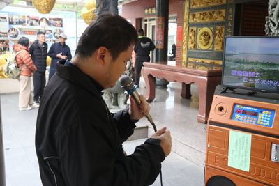  先天視障者呂坤諭唱起洪榮宏的「你愛相信我」，特別有感情