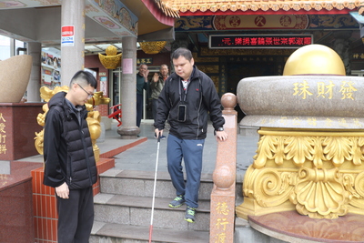  呂坤諭（右）弟弟呂龍錡（左） 看著哥哥熟練的步下福久宮的台階